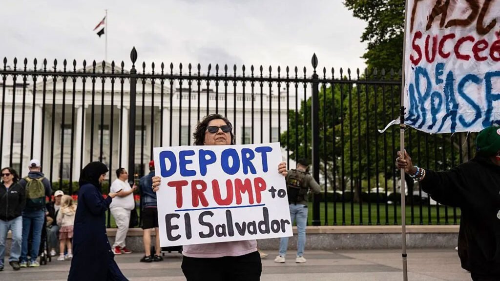 যুক্তরাষ্ট্রে ট্রাম্পের বিরুদ্ধে হাজারো জনতার বিক্ষোভ